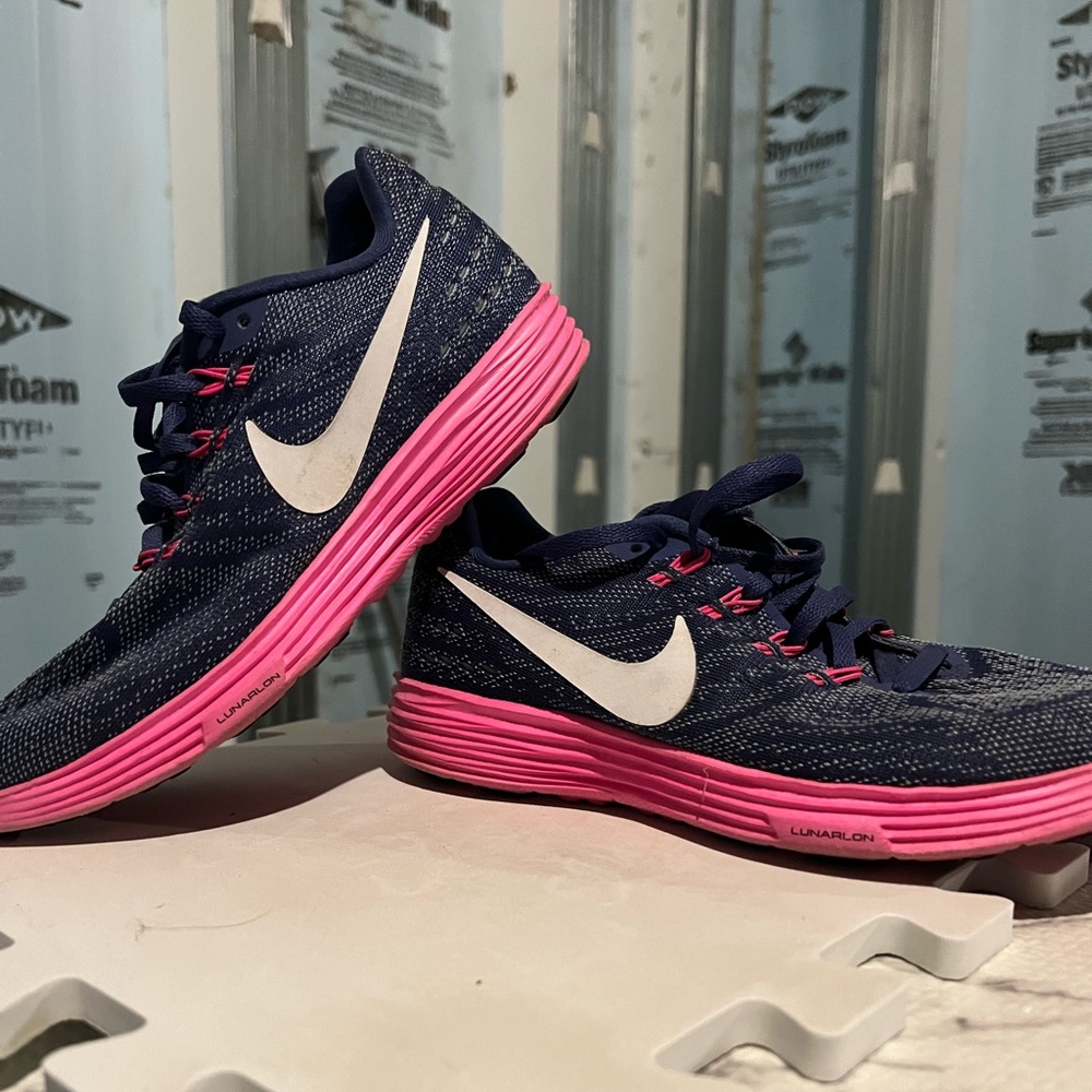 Nike Lunarlon tempo sneaker.